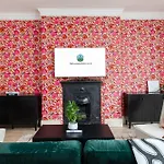 Apartment New Amazing Flat-2bedrooms-parking-by Fabaccommodation Bristol