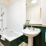 New Amazing Flat-2bedrooms-parking-by Fabaccommodation