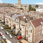 New Amazing Flat-2bedrooms-parking-by Fabaccommodation Bristol