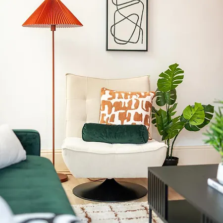Amazing Flat-2bedrooms-parking-by Fabaccommodation *
