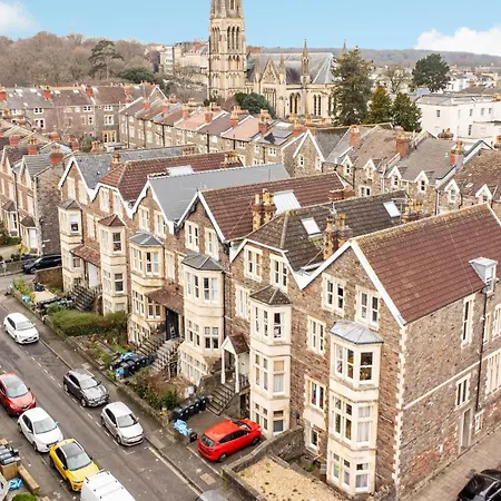New Amazing Flat-2bedrooms-parking-by Fabaccommodation Bristol