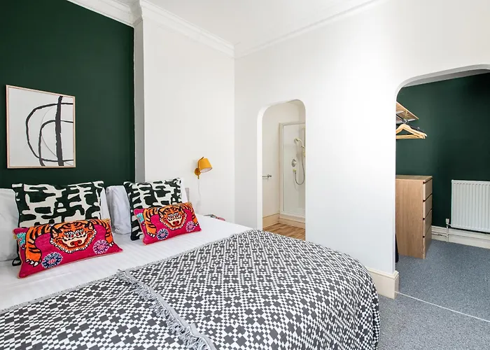 New Amazing Flat-2bedrooms-parking-by Fabaccommodation Bristol