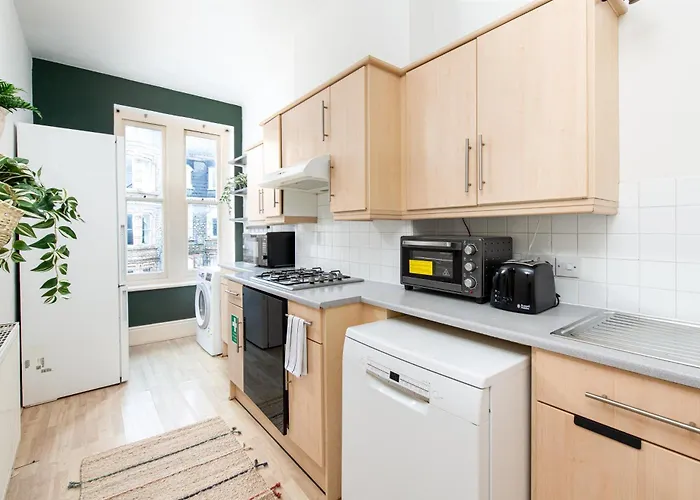 New Amazing Flat-2bedrooms-parking-by Fabaccommodation Bristol