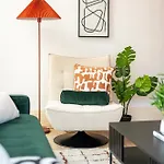 New Amazing Flat-2bedrooms-parking-by Fabaccommodation *