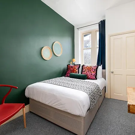 New Amazing Flat-2bedrooms-parking-by Fabaccommodation Bristol