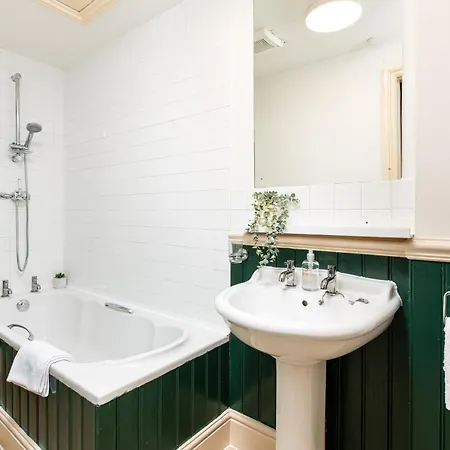 New Amazing Flat-2bedrooms-parking-by Fabaccommodation