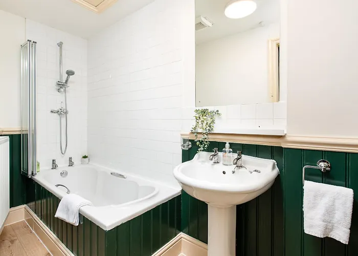 Amazing Flat-2bedrooms-parking-by Fabaccommodation